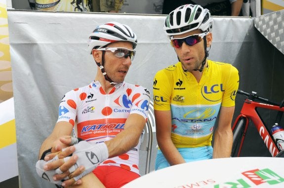 Joaquim Rodríguez conversa con el líder Nibali antes del inicio de una etapa. 