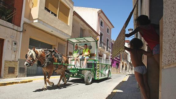 Monforte del Cid recogerá la basura en carros de caballos