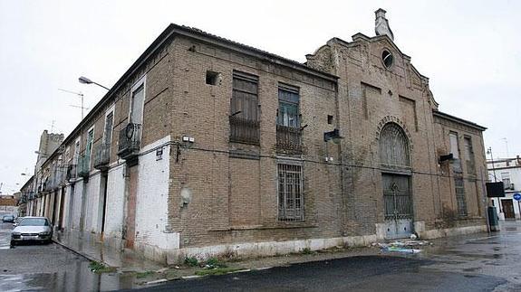 Fachada de la lonja del Cabanyal, junto a Eugenia Viñes.