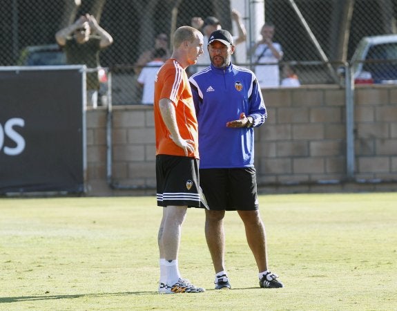 Nuno charla con Mathieu durante el entrenamiento vespertino de ayer en Paterna. :: irene marsilla