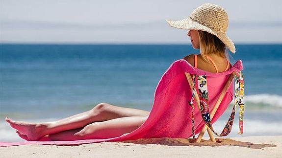 Emprendedores valencianos distribuirán la toalla tumbona por las playas españolas