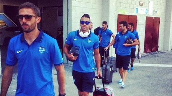 Los jugadores del Levante en su concentración antes de salir hacia Manises.