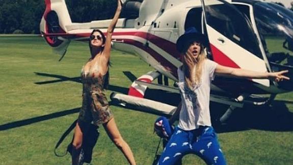 Selena Gómez y Cara Delevigne.