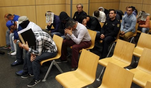 Varios acusados, entre ellos los guardias, en el juicio. 