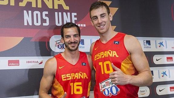 Pau Ribas y Víctor Claver en una foto de la presentación de la Selección.