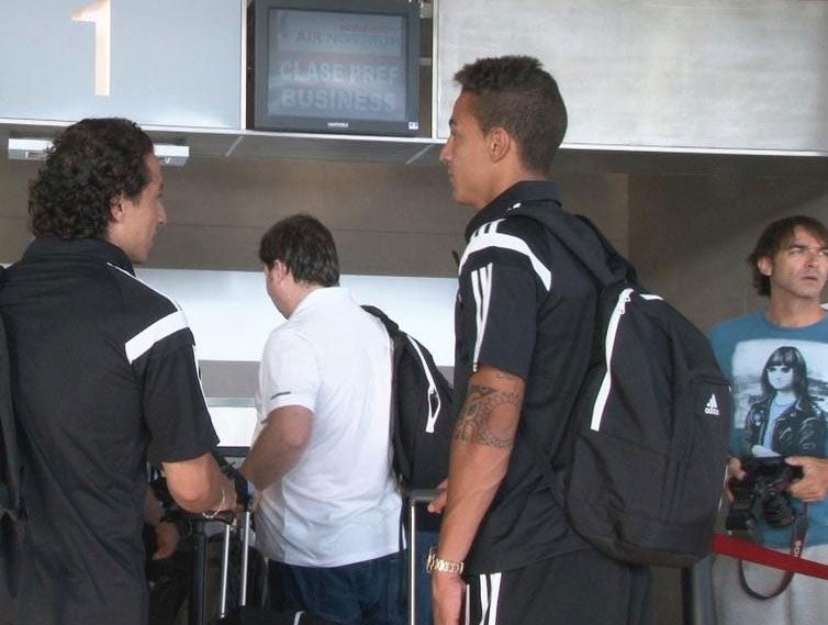 Rodrigo y Guardado en el aeropuerto de Manises.