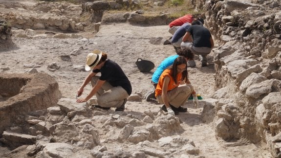 Los arqueólogos trabajan en la última excavación realizada durante este mes. :: lp