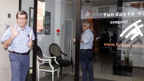 Aurelio Martínez y Salvador Belda, tras una reunión en la sede de la Fundación del Valencia. 
