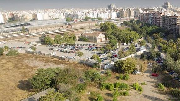 Solares junto a la calle Filipinas donde esta previsto el comienzo de la primera fase del Parque Central.