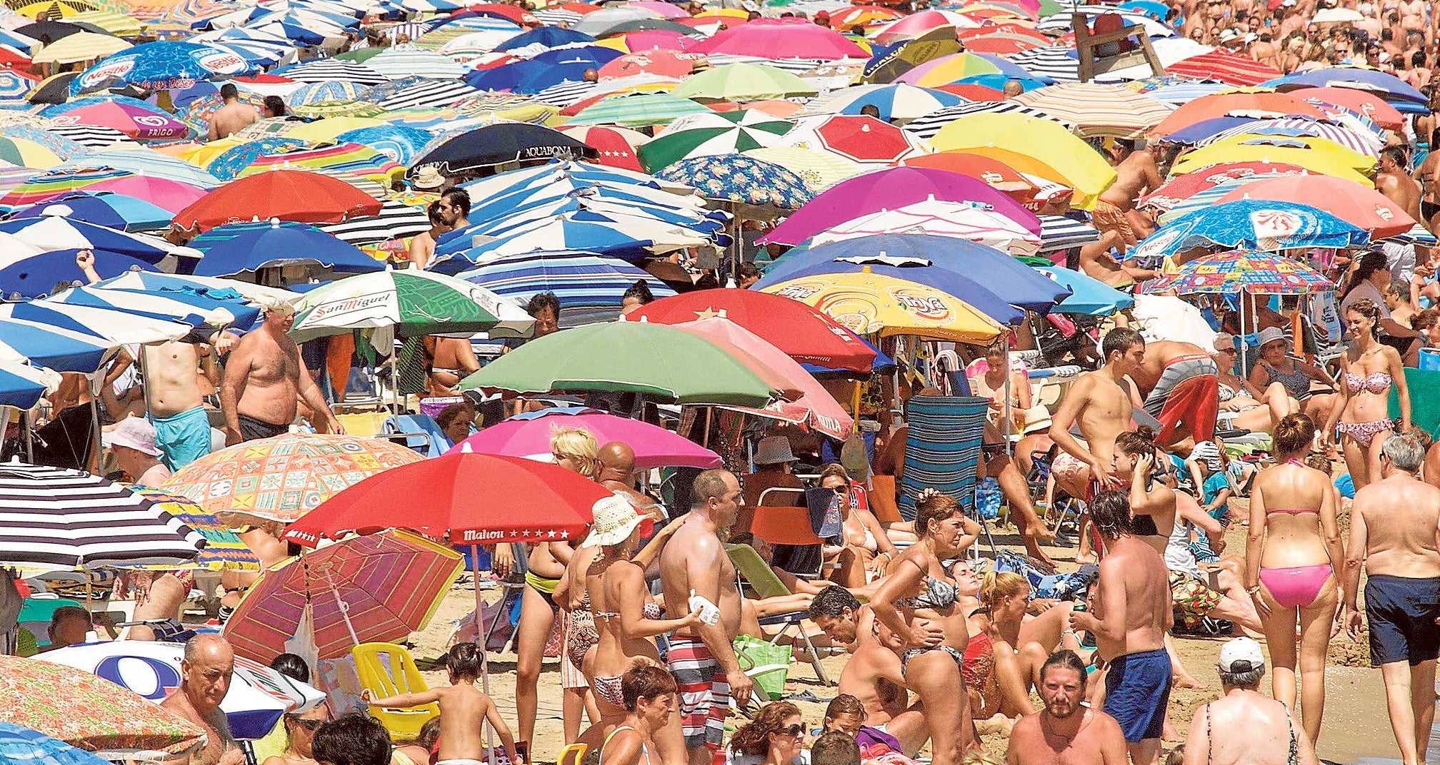 Cientos de turistas se agolpan en la playa de Gancía.