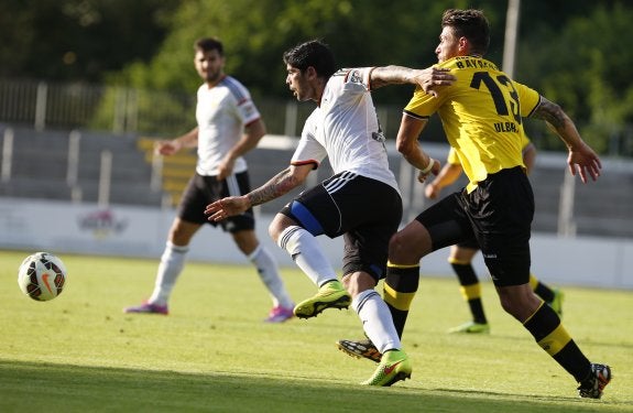 Banega, en el amistoso ante el Bayrouth. :: lázaro de la peña/vcf