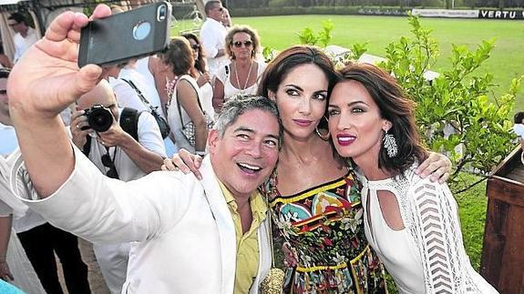 oris Izaguirre, Eugenia Silva y Nieves Álvarez, haciéndose un ‘selfie’.