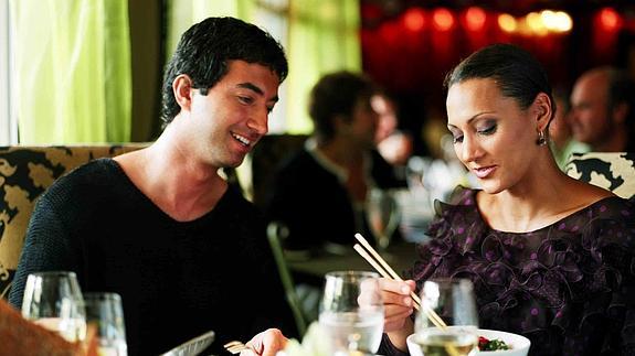 Una pareja disfruta de una cena en un restaurante.