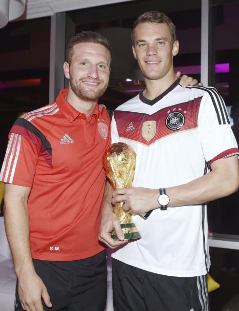 Mustafi, junto a Neuer tras lograr el Mundial. :: EFE/Markus Gilliar