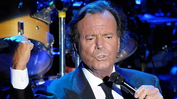 Julio Iglesias elige la localidad alicantina de San Juan para el primer concierto de su gira en España