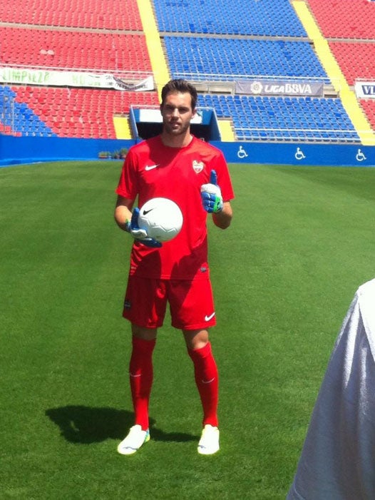 Jesús Fernández posa con sus nuevos colores durante su presentación como jugador del Levante