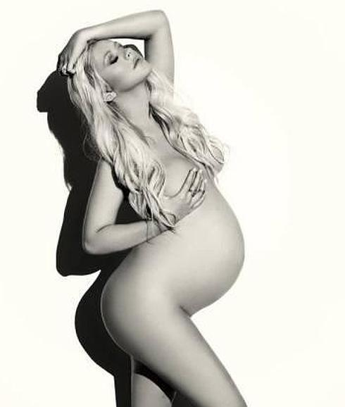 Christina Aguilera luce embarazo posando desnuda