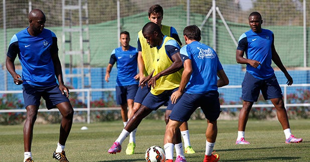 Los jugadores del Levante durante el entrenamiento en Buñol, tras la vuelta del "stage" en Ermelo