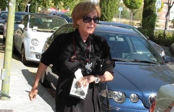 Concha Velasco saliendo de su domicilio en Madrid.