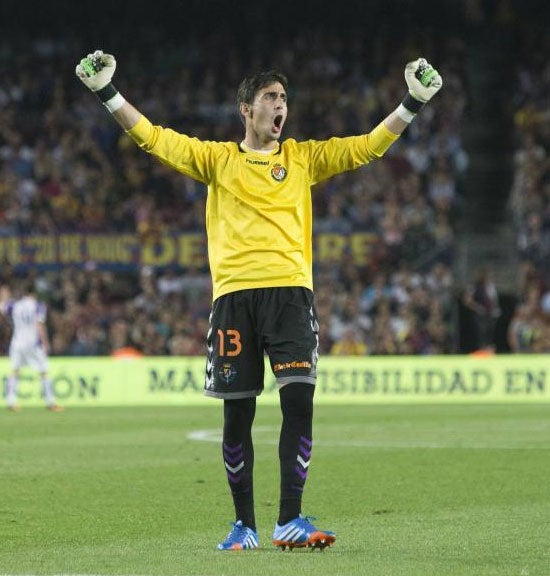 Diego Mariño celebra un gol de su equipo en el Camp Nou durante el Barcelona-Valladolid de la temporada 2013/2014