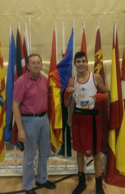 Leopoldo Bonías,Presidente de la Federación de Boxeo de la Comunidad Valenciana, y el boxeador Pablo Cifuentes.