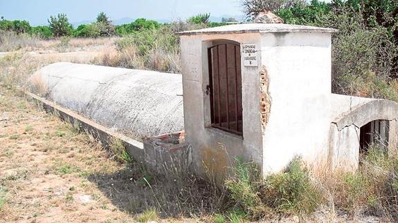 'Aljub' de Carbonell, junto a la carretera de Llíria a Alcublas. Lo remozó la Hermandad Sindical de Labradores en 1959.
