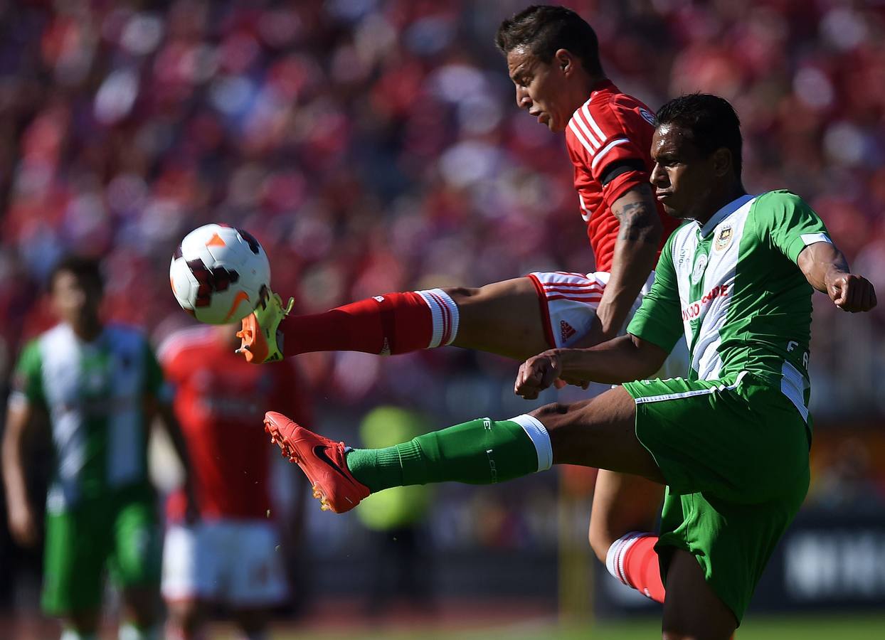 Filipe Augusto pelea un balón con Rodrigo.