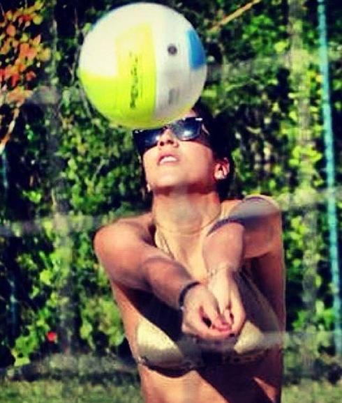 Daniela Ospina jugando al voley playa.