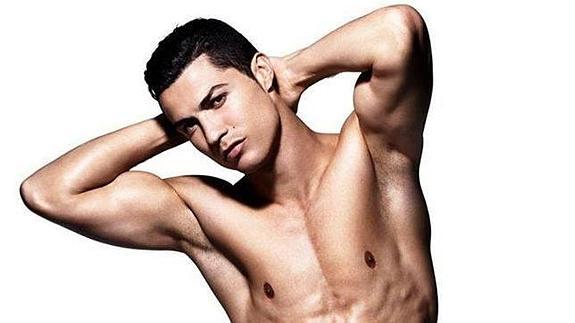 Cristiano acepta el reto y se moja en agua helada por una buena causa.