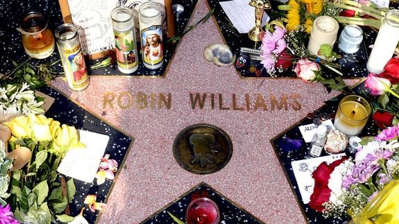 Los fans de Robin Williams han creado un pequeño altar en la estrella del actor en el paseo de la fama de Hollywood.