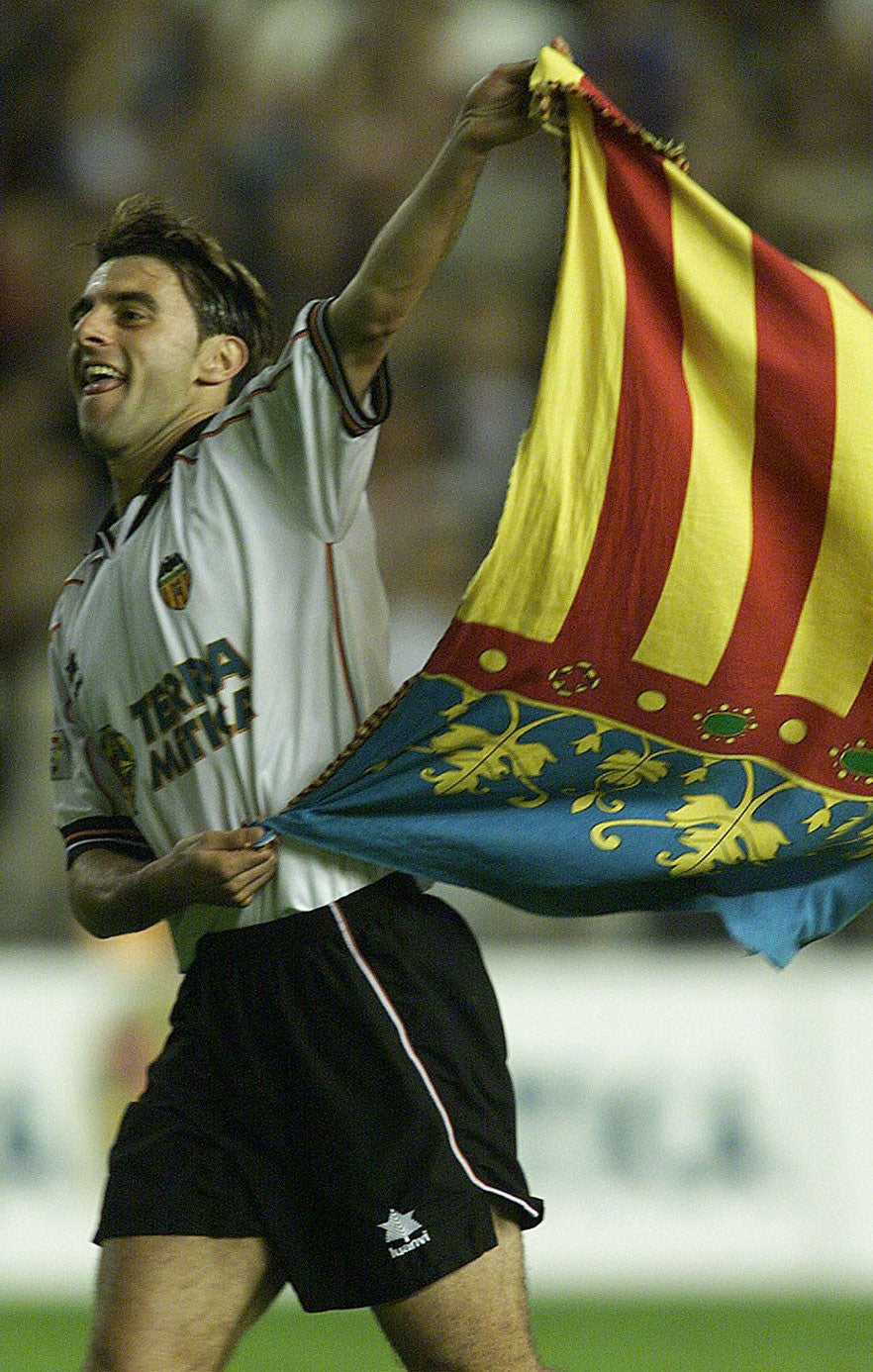 Último encuentro liga temporada 1999/2000, despedida de Claudio López portando la señera en Mestalla