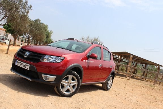 La imagen es uno de los puntos fuertes de este Dacia, pero su mayor altura lo hace apto para caminos o fincas rurales como esta.