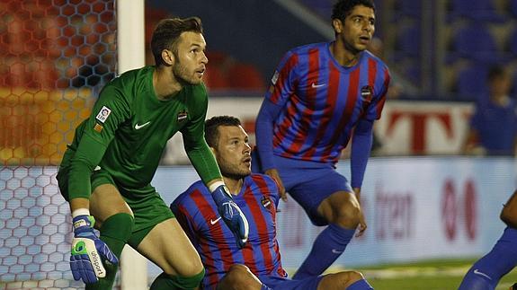 Mendilibar solo mantuvo tres jugadores respecto al último once de la pasada campaña