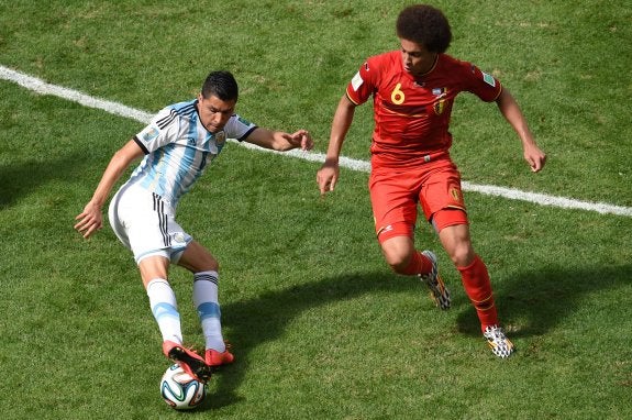 Enzo Pérez trata regatear al belga Axel Witsel durante un partido del Mundial de Brasil.