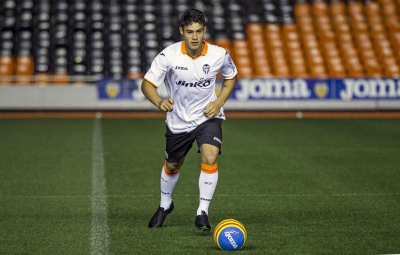 Vinícius durante su presentación con el Valencia, el 6 de febrero de 2014