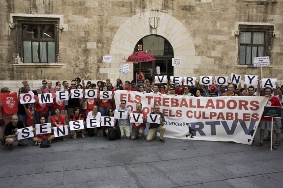 Los extrabajadores de RTVV, durante su protesta ayer frente al Palau de la Generalitat. :: EFE/Gustavo Grillo
