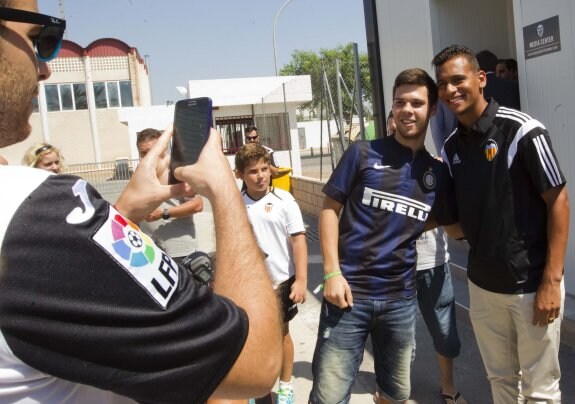 Filipe Augusto, fotografiándose con un aficionado tras su presentación como jugador del Valencia. :: damián torres