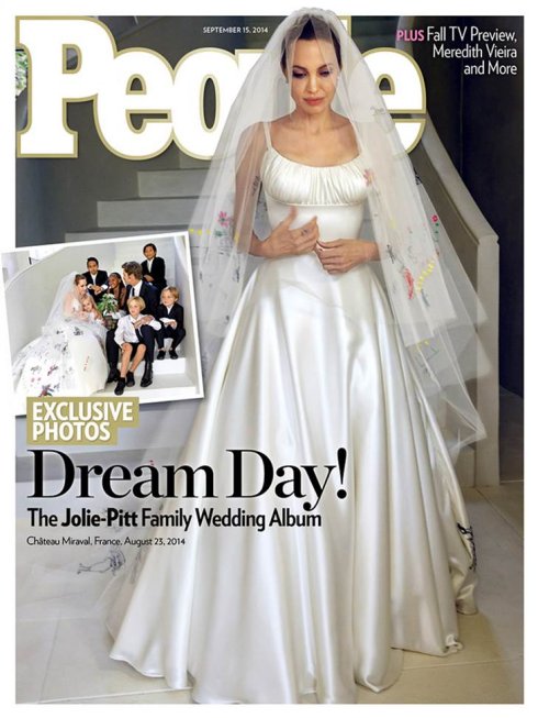 Los bordados y el primer beso de casados en la portada de 'Hello!'. Angelina pensativa y foto de familia en 'People'. :: r. c.
