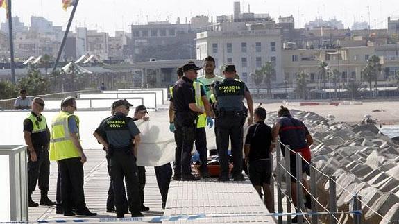 El fallecido, en el espigón, con el paseo y la playa del Cabanyal al fondo.