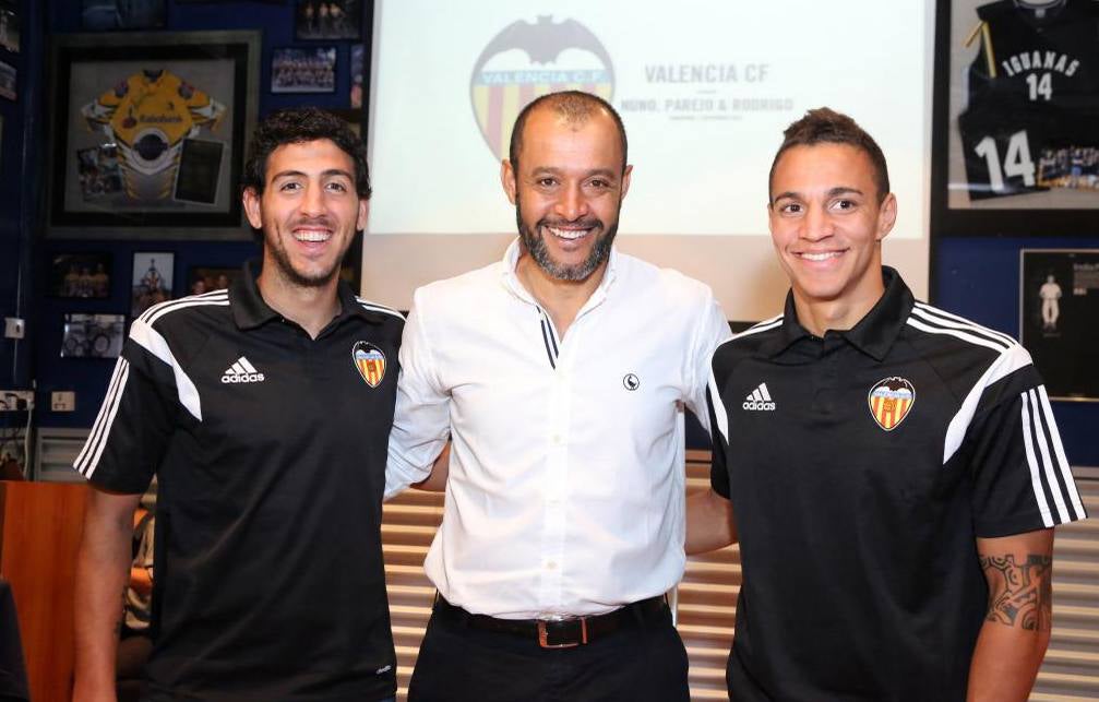 Parejo y Rodrigo conocen a Peter Lim en Singapur