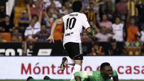 El centrocampista  Dani Parejo, celebra su gol, el segundo contra el Málaga, junto al portero camerunés Carlos Kameni 