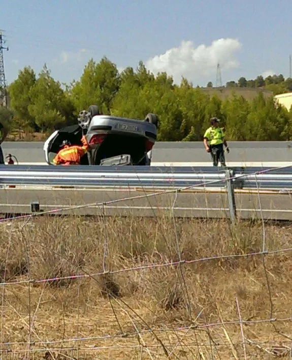 El vehículo del fallecido, volcado tras el accidente. :: bea manzano