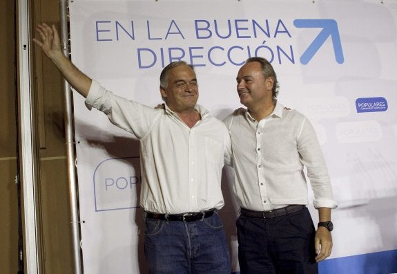 Alberto Fabra y Esteban González Pons saludan, ayer, a los asistentes a la cena de inicio del curso político del PP. :: efe