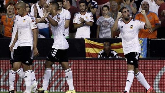 Los jugadores del Valencia, celebrando un gol contra el Málaga.