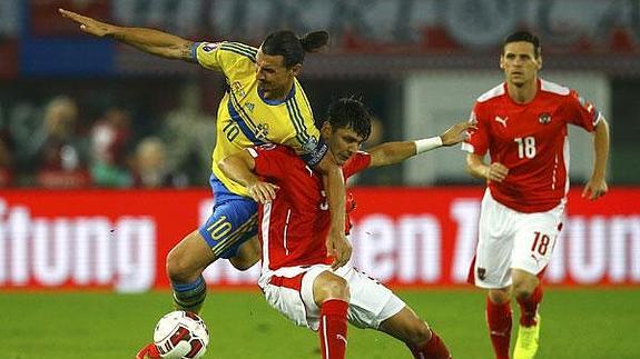 Ibrahimovic, en otra violenta acción con Dragovic.