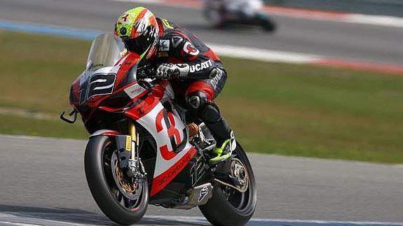 Xavi Fores, con su ducati, en una carrera el mes pasado en Assen.