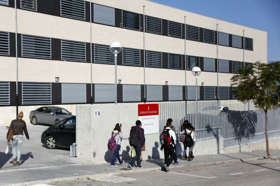 Imagen de archivo del Instituto Enric Valor, donde decenas de alumnos celebraron ayer la manifestación en contra de las reformas educativas propuestas por el Gobierno. :: LP