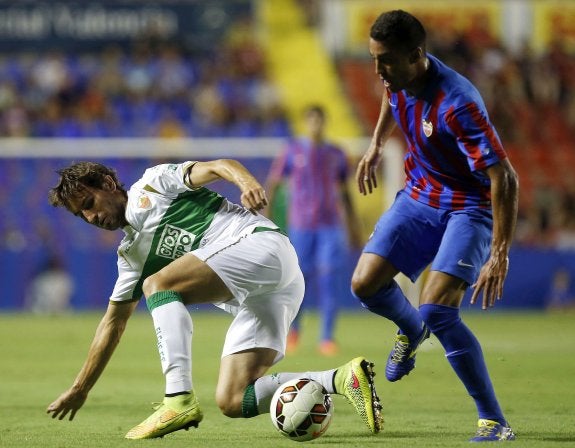 Víctor Camarasa, en el partido de presentación del Levante en el estadio Ciutat de Valencia. :: EFE