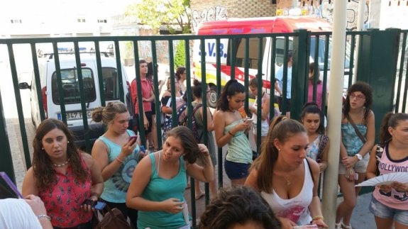 El equipo sanitario de la ambulancia, en el instituto Veles e Vents del Grau, tras atender a las chicas. :: lp