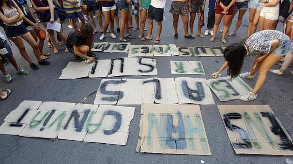 Los alumnos de IES San Vicente Ferrer y el Luis Vives, protestando en la calle. 